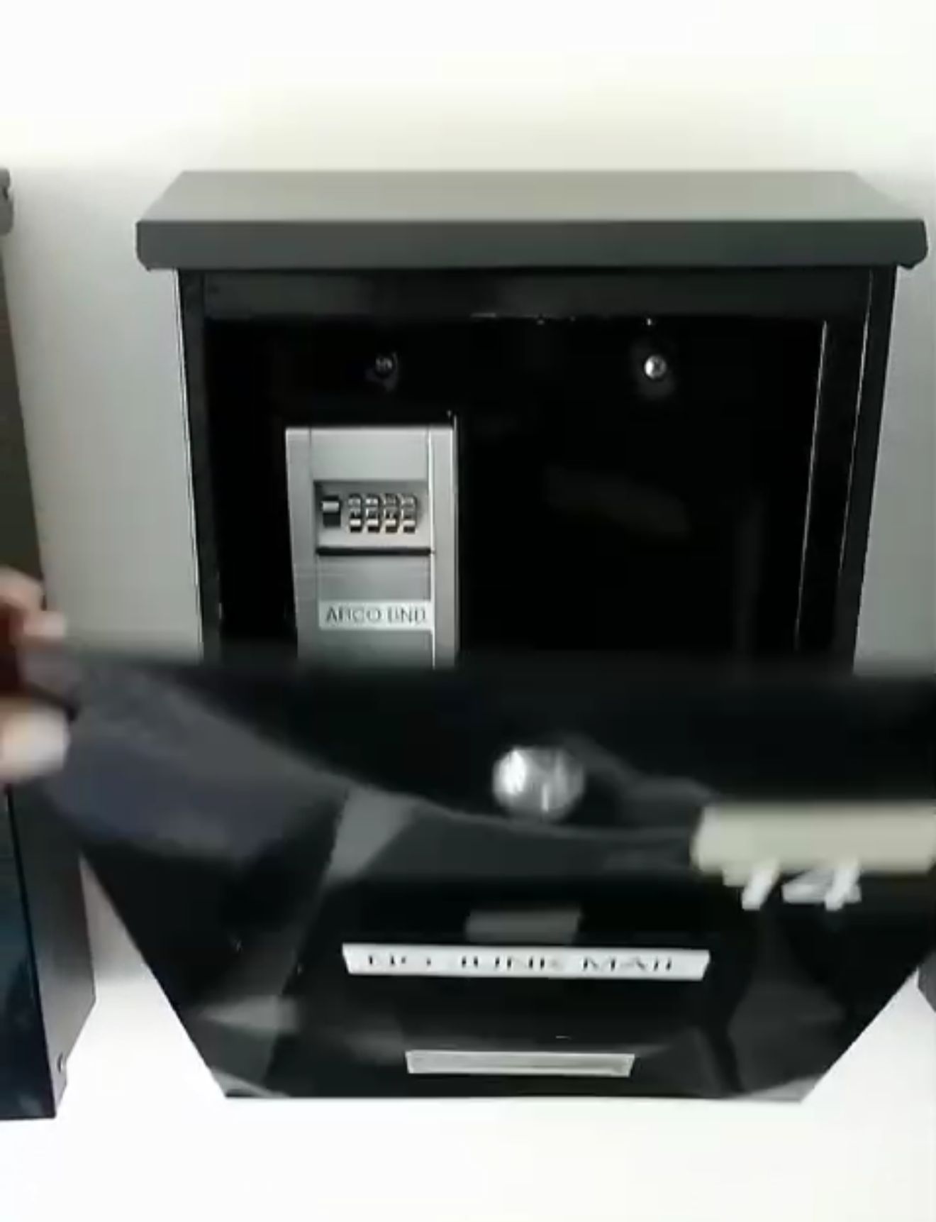 Postbox 14 with locker